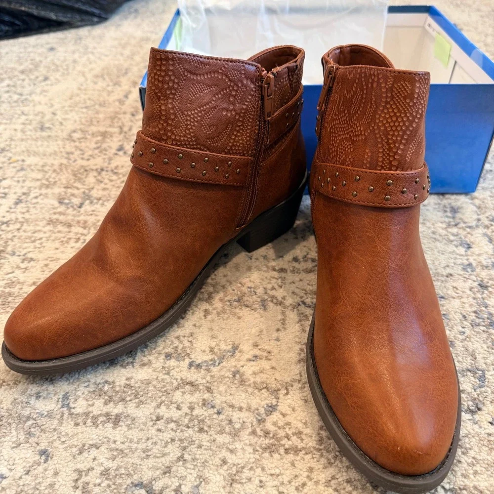 NIB EASY‎ STREET Womens Leda Tan Brown Studded Ankle Boots Size 9.5 M Western - Picture 4 of 9